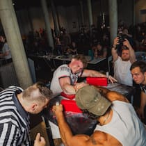 Wo die Menschen glücklich sind Junge Männer beim Armwrestling - Ich bin in keinem Verein, sagt die Beobachter-Autorin von sich. Und sie will das ändern, nachdem sie für diese Beobachter-Reportage in so viele glänzende Augen geblickt hat. Auf der Spur einer Schweizer Leidenschaft.