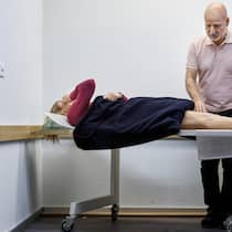 Von der Piste auf den Schragen Unfälle beim Skisport in Zermatt: «Kreuzbandriss», sagt der Arzt. Bei der Patientin fliessen die Tränen.