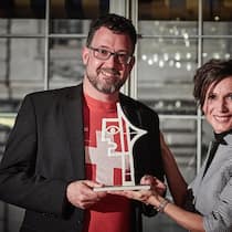 Michael Räber gewinnt den Prix Courage 2016 Prix Courage Sieger mit Jury Präsidentin Bruderer