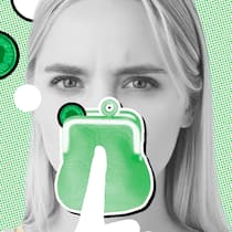 Über Geld spricht man nicht – oder? Vor dem Mund einer jungen Frau befindet sich ein Portemonnaie und ihr Zeigefinger ist ausgestreckt, um anzudeuten, dass Angestellte über den Lohn zu schweigen haben. Können Arbeitgeber ihren Mitarbeitenden wirklich verbieten, untereinander über den Lohn zu sprechen? Das sagt das Recht dazu