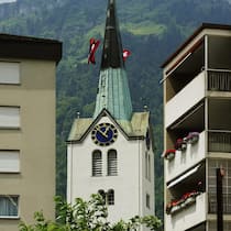 Glarus ignoriert hartnäckig die Realität Kirche im Zentrum von Schwanden - Auch im Kanton Glarus ist das Wohnen teurer geworden – trotzdem erhalten Menschen in der Sozialhilfe immer noch gleich tiefe Beiträge wie vor 18 Jahren. Erst jetzt wird nachgebessert