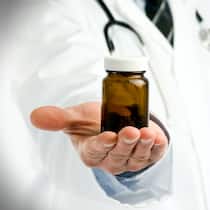 St. Galler Arzt gibt gefährliches Chlordioxid ab Ein Arzt hält eine Arzneimittelflasche in der Hand