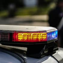 Wir lachten kurz – und schon jagte uns die Polizei Polizist spricht mit Autofahrer. Selbst wenn es ein harmloses Bild ist, das über soziale Netzwerke geteilt wurde: Wer nur schon in Verdacht gerät, Kinderpornografie zu konsumieren oder zu verbreiten, hat bereits verloren.