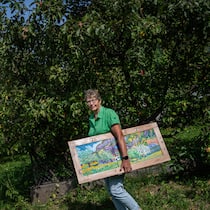Das Weggehen tut schon ein bisschen weniger weh Dory Schmid mit dem Gemälde - Die Menschen verlassen Mitholz – aber sie tun es mit einer Perspektive. Das verändert die Stimmung im Dorf, in dem wegen des explosiven Munitionslagers alles sein Ablaufdatum hat