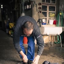 Statt in die Psychiatrie geht er auf den Bauernhof Reto Brunner bindet sich die Schuhe - Reto Brunner leidet an einer bipolaren Störung. Statt in der Klinik lebt er nun bei einer Gastfamilie im Berner Oberland. Die Arbeit im Stall gibt ihm Halt. Ein Besuch zeigt, wie Care Farming funktioniert