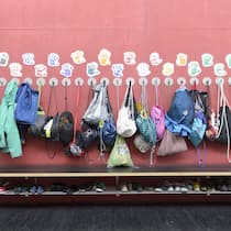 Wirbel um neue Datenbank der Stadtzürcher Volksschule Kleider und Turnbeutel haengen im Gang im Schulhaus Am Wasser, am Freitag, 25. September 2015, in Zuerich. (KEYSTONE/Anthony Anex)