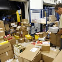 Die PickPost-Odyssee Hochbetrieb im neuen Paketverteilzentrum der Post in Maegenwil am fruehen Morgen des Dienstag 7. Juli 2009. (KEYSTONE/Urs Flueeler)