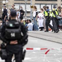Sanitäter-Weste schützt nicht vor Strafe – Aktivistin verurteilt Demonstrantin in weisser Weste, im Vordergrund Polizisten - Eine weisse Weste und Medikamente im Rucksack schützen nicht vor einer Strafe, wenn man an einer unbewilligten Demo teilnimmt. Das entschied das höchste Schweizer Gericht