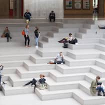 Uni Zürich lässt Studenten abblitzen Treppe bei der Uni Irchel - Ein Student der Universität Zürich wollte seine Prüfungsresultate einsehen. Doch die Hochschule blockt ab – mit Verweis auf das öffentliche Interesse