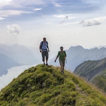 Diese Gefahr am Berg unterschätzen viele Hikers on trail on the Brienzer Rothorn Switzerland523558312