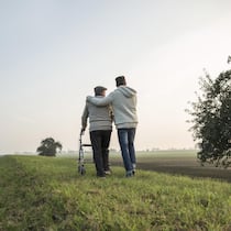 Das Geschäft mit den Angehörigen Junger Mann spaziert mit altem Mann am Rollator - Die Angehörigenpflege ist ein politischer Zankapfel, weil private Spitex-Organisationen von öffentlichen Geldern profitieren. Im Verteilkampf um die Kosten liefert eine Studie nun erstmals Daten zu den erbrachten Leistungen