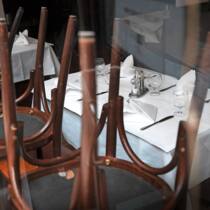 Nicht gleich den Laden dichtmachen Leeres Restaurant, Stühle wurden auf die Tische hochgestellt.