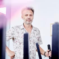 Ein Störenfried, der das System verändern will Prix Courage Kandidat Jonas Staub, fotografiert im Restaurant Lorraine 22 in Bern. Jonas Staub kämpft unerbittlich seit bald zwei Jahrzehnten für mehr Selbstbestimmung von Menschen mit Beeinträchtigungen. Für seine Beharrlichkeit wird er für den diesjährigen Prix Courage nominiert.