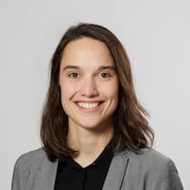 Der KI-Zug fährt ab – und lässt Ärmere stehen Rahel Estermann, Co-Geschäftsleiterin der Digitalen Gesellschaft Schweiz, welche sich als gemeinnützige Organisation für die Grund- und Menschenrechte im digitalen Raum einsetzt.