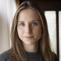 Schmerzfreies Gehen ist für die IV Luxus Portraitserie von Isabelle Danioth, fotografiert im Elternhaus im Kanton Obwalden, am Mittwoch, 15.. Oktober 2025. Fotografin: Anne Gabriel-Jürgens für den Beobachter. Thema: Isabelle Danioth braucht eine Beinprothese. Sie möchte damit nicht nur g…