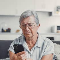 Was Sie gegen teure Premium-SMS tun können Ältere Menschen sind häufiger betroffen: Häufig genügt ein falscher Klick und fragwürdige Anbieter verrechnen teure Premium-SMS.