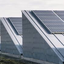 Die Schweiz baut rekordmässig aus – das Stromnetz hinkt hinterher Solaranlage auf dem Dach der Messe Zürich: Die Schweiz baut rekordmässig aus – das Stromnetz hinkt hinterher