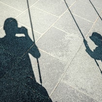 Ferienfotos für die Polizei Schatten von Erwachsenem und Kind auf Schaukeln. Wie effizient ist der Kampf gegen Kinderpornografie? Das weiss niemand genau. Es fehlen die Zahlen.