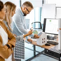 Pfusch auf dem Dach Ein Team diskutiert die Planung einer Solaranlage.