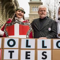 Darum geht es bei der Vollgeld-Initiative Initianten bei der Einreichung der Unterschriften