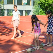 Draussen lernen Kinder besser Auf dem Pausenplatz des Meierhof-Schulhauses in Baden