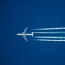 FDP-Wähler fliegen am häufigsten Flugzeug in der Luft mit Kondensstreifen