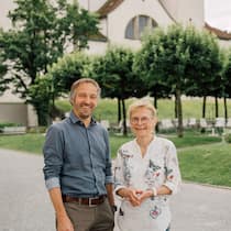 Wenn das Dorf zur Praxis-Gründerin wird Hampi Budmiger und Verena Gantner - Auf dem Land fehlen die Hausärztinnen, ein massives Problem für die Grundversorgung. In Muri AG war es die Gemeinde leid, auf Lösungen zu warten und gründete eine eigene Praxis. Ist das die Lösung gegen den Ärztemangel