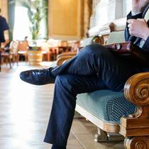 So ködern Lobbys National- und Ständeräte Lobbyist telefoniert in der Wandelhalle des Bundeshauses