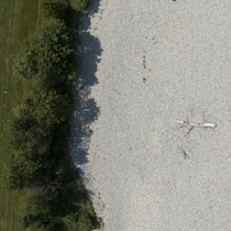 Deshalb wirkt sich der Klimawandel in der Schweiz besonders stark aus Ausgetrocknetes Flussbett der Thur - Europa ist der Kontinent, der sich am schnellsten erwärmt. Und die Schweiz ist ein «Klima-Hotspot». Das sind die vier Gründe