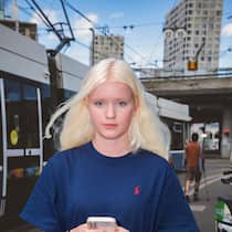 Jugendliche in Geiselhaft der Tech-Giganten Jugendliche wie die hellblonde Laura sprechen in Zürich über Gefahren von Social Media.