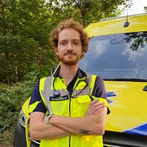 Armee zwingt ihn zum Militärdienst – und verschärft Sanitätermangel Porträt von Lukas Brügger - Lukas Brügger (28) rettet beruflich Leben. Trotz Fachkräftemangel im Rettungswesen verlangt die Armee jetzt plötzlich 100 Diensttage von ihm – 43 davon rückwirkend