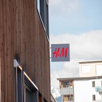 Wie Sie beim T-Shirt-Kauf die Qualität erkennen H&H-Schild an einer Hausmauer - Bei T-Shirts gehen die Preise extrem auseinander. Der Beobachter erklärt anhand eines Beispiels von H&M, wieso das so ist – und gibt Tipps für den Einkauf