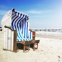 Zahlt die neue Reiseversicherung? Ein leerer Strandkorb an der Ostsee