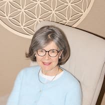 … wie überwindet man die Angst vor dem Tod? Portrait von Anne Christine Dölling, Life Coach und Lebensende-Doula, fotografiert am Donnerstag, 6. November 2025 in Düdingen. Portraitserie fotografiert von Julien Chavaillaz für den Beboachter zum Thema: Sterbe-Doula: Sagen Sie mal...wie über…