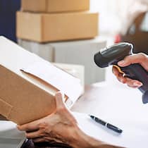 Viel Bürokratie für ein Päckli mit vier Büchern Paket wird gescannt.