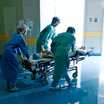 Wenn lieber vertuscht wird Eine Patientin im Bett wird von Spitalpersonal durch einen Gang gestossen