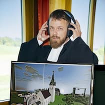… wie begegnen Sie Gott im Game? Portraitserie Beobachter 10/2026 Gott-Game: Gott im Game begegnen - Sagen Sie mal Herr Pfarrer, wieso machen Sie Minecraft-Gottesdienste? Der Thurgauer Pfarrer Florian Homberger feiert online Gottesdienste im Videospiel Minecraft, um kirchenferne Jug…