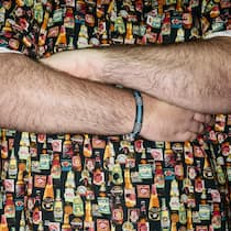 Ein Tag unter Kerlen Nahaufnahme von Torso mit verschränkten Armen - Was für Männer begegnen uns an einem einzelnen Tag? Eine Reporterin und ein Reporter haben genau hingeschaut – zu Hause, im Internet, an einem Fussballspiel und an einer Männermesse. Und dann kams zur Prügelei