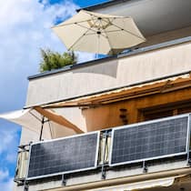 So kommen Sie zu Ihrem eigenen Kraftwerk auf dem Balkon Balkonkraftwerk an einem Neubau - Kleine Solarpanels für den Balkon sind auch für Mieter eine gute Sache – wenn man alles richtig macht. Hier steht, was für die Schweiz gilt