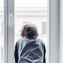 Auftrag der Kesb ging an ein Unternehmen ohne Bewilligung Kind schaut aus dem Fenster - Die Kesb Wil-Uzwil muss notfallmässig ein Kind bei einer Pflegefamilie unterbringen und engagiert dazu eine externe Firma. Diese wählt ausgerechnet eine Mitarbeiterin als Pflegemutter aus