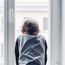 Die Kesb Wil-Uzwil ist in Erklärungsnot wegen Platzierung eines Kindes Kind schaut aus dem Fenster - Die Kesb Wil-Uzwil muss notfallmässig ein Kind bei einer Pflegefamilie unterbringen und engagiert dazu eine externe Firma. Diese wählt ausgerechnet eine Mitarbeiterin als Pflegemutter aus