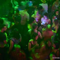 Plakate reichen nicht Laut einer Studie haben 42 Prozent der befragten Frauen ab 16 Jahren in Bars oder Clubs bereits sexuelle Belästigung erlebt.