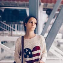 Den Ärger haben meist die Kunden – so beugen Sie vor Traurige junge Frau lehnt sich an Holz Veranda an