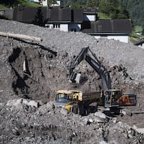 Jedes sechste Haus ist von einer Naturgefahr betroffen Bagger fuehren Schutt ab in Schwanden -