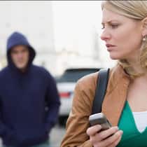 Verfolgt und belästigt – was tun? Stalker verfolgt Frau: Verfolgt und belästigt – was tun? Stalking kann schweres seelisches Leid auslösen – was Opfer und deren Angehörige beachten müssen.