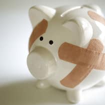 Sozialhilfe von A bis Z Sparschwein mit Pflaster.