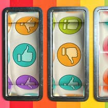 Wie Sie falsche Bewertungen sicher entlarven Ein Glücksspielautomat – oder besser gesagt, ein einarmiger Bandit – zeigt verschieden farbige Icons mit einem Daumen hoch oder runter.