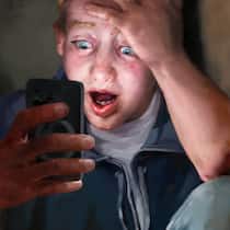 Erst schickt «sie» Nacktbilder, dann erpresst «sie» ihn Illustration: Schockierter 15-Jähriger am Handy - Ein 15-Jähriger nimmt auf Snapchat eine Freundschaftsanfrage an. Er bekommt Nacktbilder zugeschickt – und wird erpresst. Die «Täterin» ist 13.