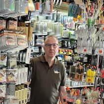 «Ich habe der Firma vertraut, sie ist ja eine Swisscom-Tochter» Andy Bleiker in seinem Fischerladen - Andy Bleiker führt einen kleinen Fischerladen in Zürich. Localsearch-Aussendienstmitarbeiter haben ihm Verträge über insgesamt 221’000 Franken verkauft. Alles rechtens, sagt die Swisscom-Tochter