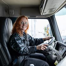 … warum haben Sie von der Pflege in den Lastwagen gewechselt? Rosemarie Oesch in der Lastwagen-Kabine; Nach über 20 Jahren in der Pflege entschied sich Rosemarie Oesch zu einem radikalen Wechsel: Heute ist die 57-Jährige Lastwagenchauffeuse.